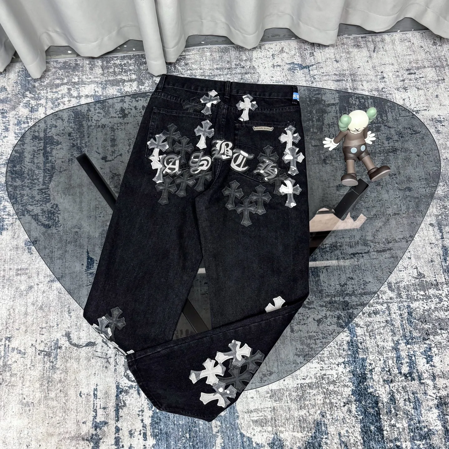 P260 Chrome Hearts Chrome Hearts Black Multi-leather Elements Full of Details Washed Jeans Authentically Restore the Ultimate Vintage Texture Three-Dimensional Fit Loose and Comfortable, Not Slimming Appearing Tall and Slim Made by a Manufacturer Original Quality Control Same Style for Men and Women Can Be Matched for Couples Versatile Recommendations Must-Have Jeans for All Seasons Fashionistas Have Been Disappointed From the Quality Selection of Fabrics, Cutting of Details, and Matching of Patterns, Everything Is Impeccable! The upper body is so handsome when worn...it can be easily worn by men, women and children! The craftsmanship is made of heavy-duty washed pure cotton denim fabric. After washing, it is soft and thick and looks very stylish when worn. Color: black Size: 28 30 32 34 36